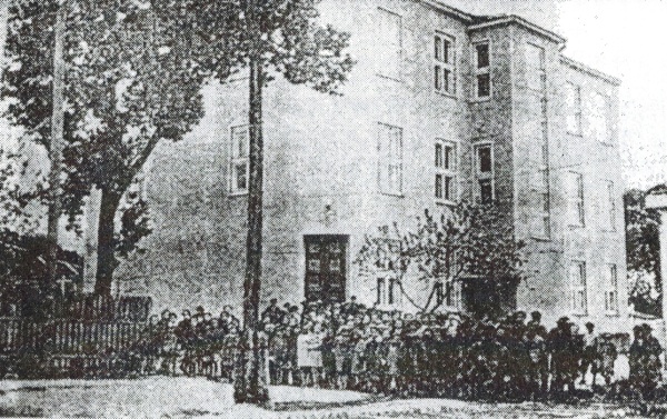 Žáci před školou v Lucku. Zdroj: Česká matice školská 2008